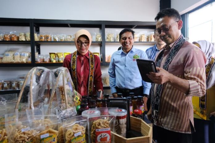 Wali Kota Pontianak Edi Rusdi Kamtono saat berkunjung ke Galeri Business Development Center (BDC) Zamrud Khatulistiwa. (Antara/Jessica Helena Wuysang)
