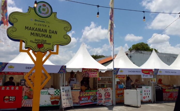 57 stan UMKM hadir meramaikan Festival Kuliner Laras Hati Khas Mangkunegaran ke-266 yang diselenggarakan pada 11-12 Maret 2023. (GRID/Citra Kharisma)