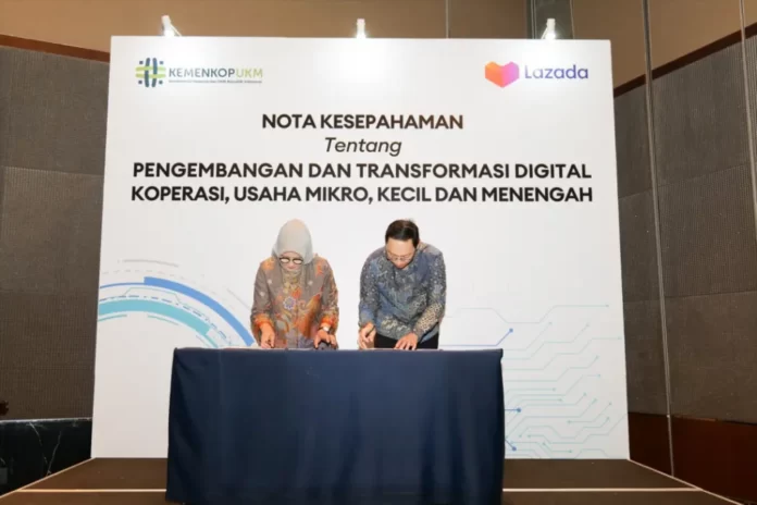 Proses penandatanganan Mou antara Lazada dan Kemenkop UKM yang berlangsung pada Sabtu (11/3). (Dok. Lazada Indonesia)