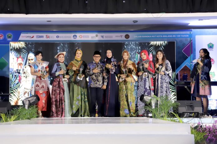 Wali Kota Malang, Sutiaji, dan Ketua Dekranasda Kota Malang bersama dengan para pemenang lomba fashion Batik Malangan. (Dok. Pemkot Malang)