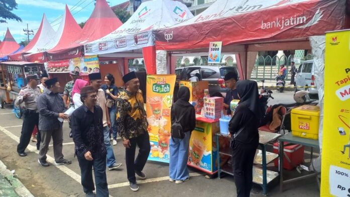 SuaraUMKM-Malang-Muslim-Fair-2023 Kepala Dinas Koperasi Perindustrian dan Perdagangan Kota Malang, Eko Sri Yuliadi saat meninjau Malang Muslim Fair '23. (Lentera Today)