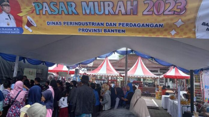 SuaraUMKM-Pasar-Murah-Banten-Sambut-Ramadan-1444-H Banyak warga mengantri di pasar murah ini yang menjual bahan kebutuhan pokok seperti beras, minyak goreng, telur ayam. (Dok. Detak Banten)