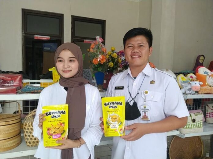 SuaraUMKM-Produk-UMKM-Cianjur-diminati-konsumen-Indonesia Owner Buynana Chips Nurul Ihsani dan Kepala Bidang UMKM Diskoperdaging Kabupaten Cianjur Epra Haryono, menunjukkan produk keripik pisang. (Cianjur Ekspress/Ayi Sopiandi)