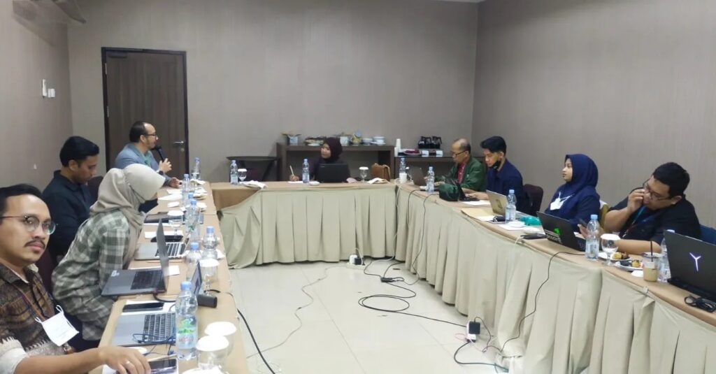 Suasana meeting antara tim Kemenkominfo dan Wiranesia Inkubator yang berlangsung di Hotel Santika, Depok. (Dok. Suara UMKM)