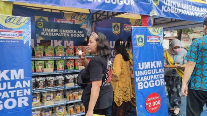 Dampak pandemi telah mendorong banyak orang beralih menjadi pelaku UMKM di Kabupaten Bogor. (Radar Bogor/Yosep)