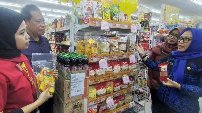 SuaraUMKM-alfamart-dan-disperindag-memamerkan-aneka-produk-umkm Aneka produk jajanan UMKM Kabupaten Madiun yang dipajang di etalase saat launching produk di Gerai Alfamart Ahmad Yani, Kecamatan Mejayan, Kabupaten Madiun. (SURYA.CO.ID/Febrianto Ramadani)