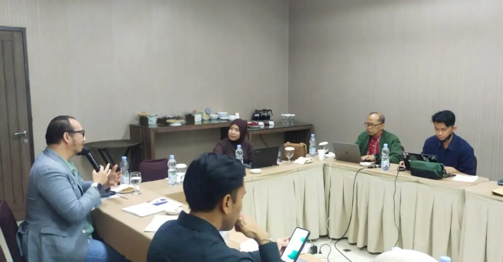 Pemaparan Founder Wiranesia Inkubator, Faransyah Agung Jaya, kepada tim program UMKM Level Up Kemenkominfo. (Dok. Suara UMKM)