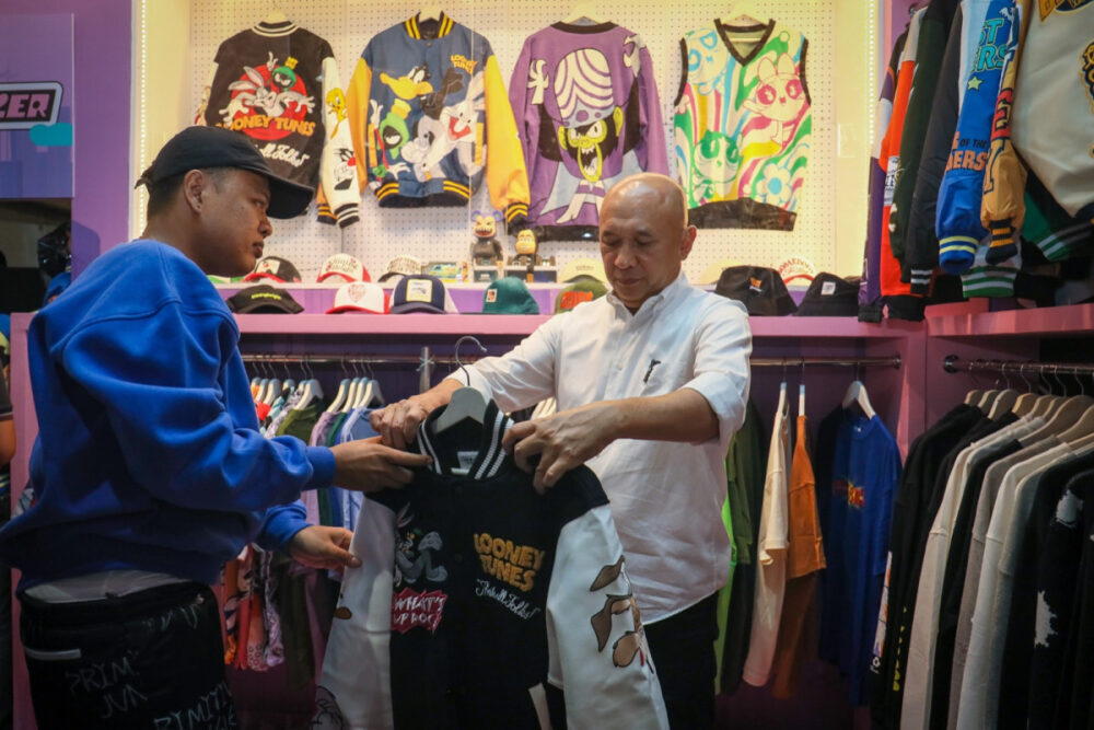MenKopUKM Teten Masduki saat mengunjungi Pameran Jakarta Clothing (JakCloth) Ramadan 2023 dan Muslim Market Indonesia (MMI) di Jakarta Convention Center (JCC), Rabu (05/04/). (Dok. KemenkopUKM)