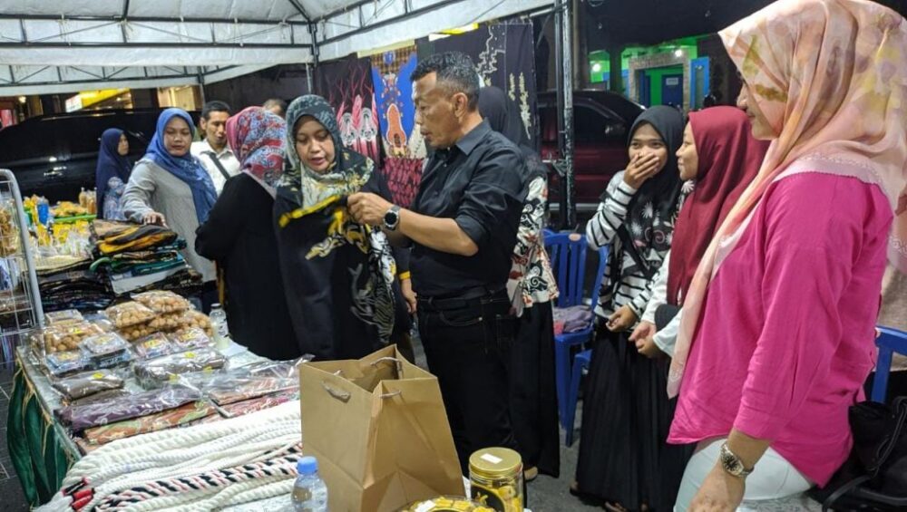 Bupati Ponorogo, Sugiri Sancoko, saat melihat produk khas daerah yakni batik hasil kreatifitas UMKM (Realita/Zainul)