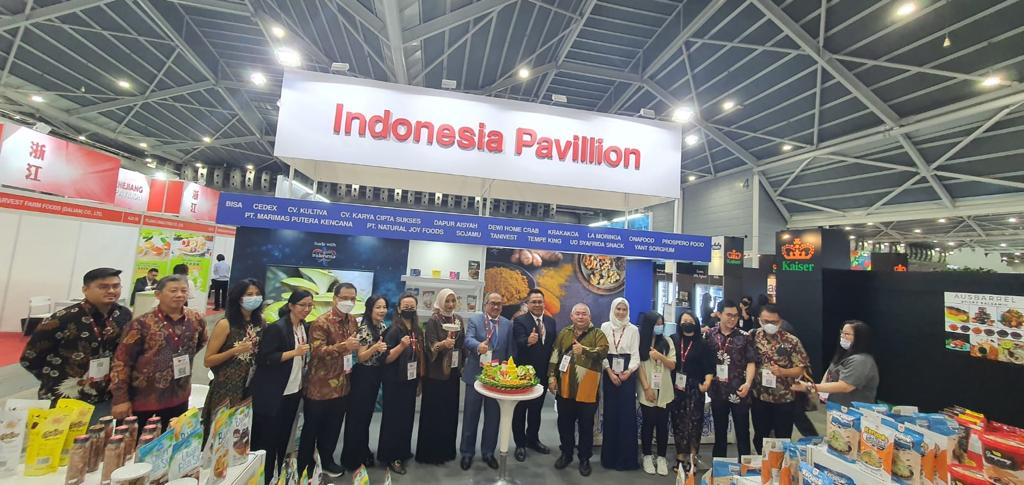 KBRI Singapura bekerja sama dengan Bank Indonesia turut berpartisipasi dengan menghadirkan Pavillion Indonesia di FHA Food & Beverage 2023 Singapura yang menampilkan 15 UMKM unggulan Indonesia dari berbagai provinsi. (Dok. Kemenlu RI)