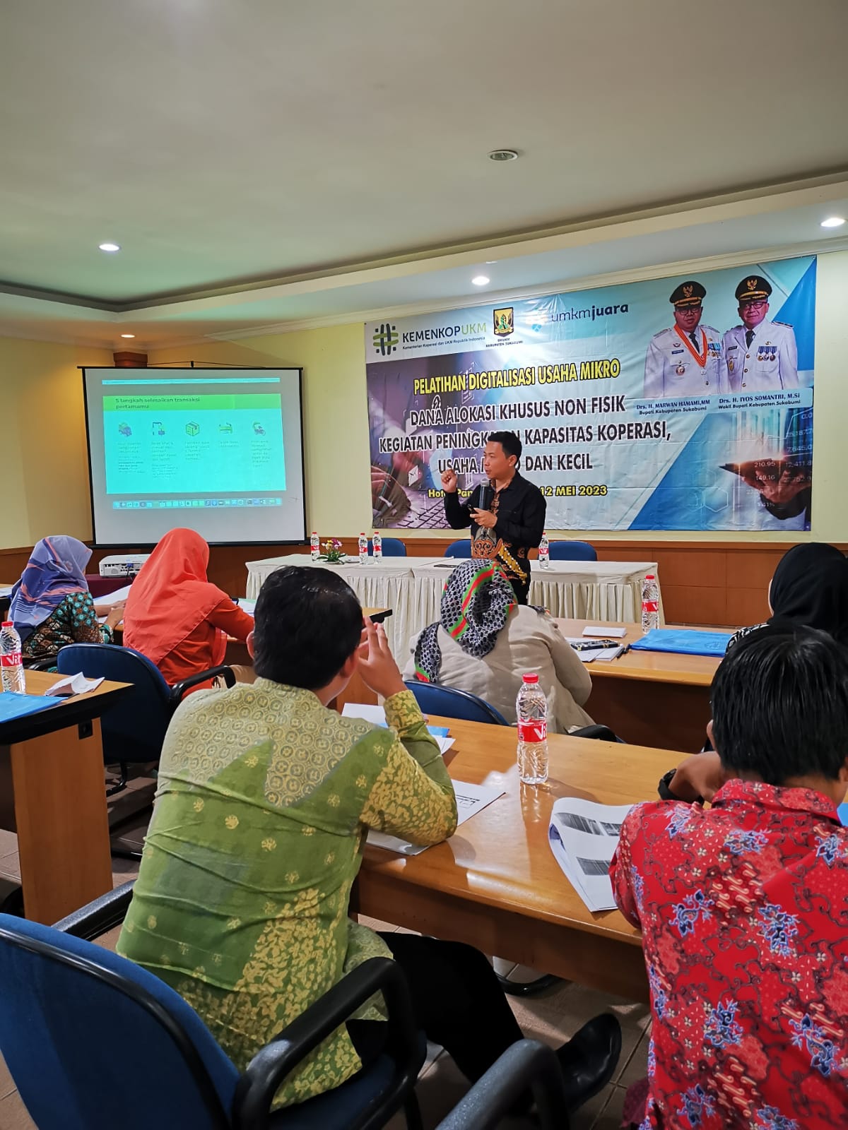 Coach Dany Laksana hadir sebagai sebagai pembicara Pelatihan Digitalisasi Usaha Mikro yang diselenggarakan berkat kerjasama KemenkopUKM, DKUKM Sukabumi, dan Wiranesia Foundation. (Dok.Suara UMKM)