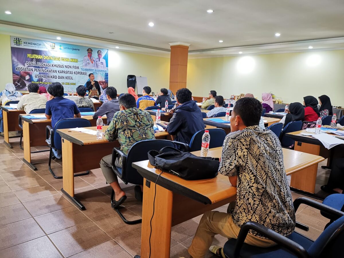 Coach Dany Laksana atau yang akrab di sapa Coach Dany saat memberikan materi di Pelatihan Digitalisasi Usaha Mikro yang bertempat di Hotel Pangrango, 12/5. (Dok. Suara UMKM)
