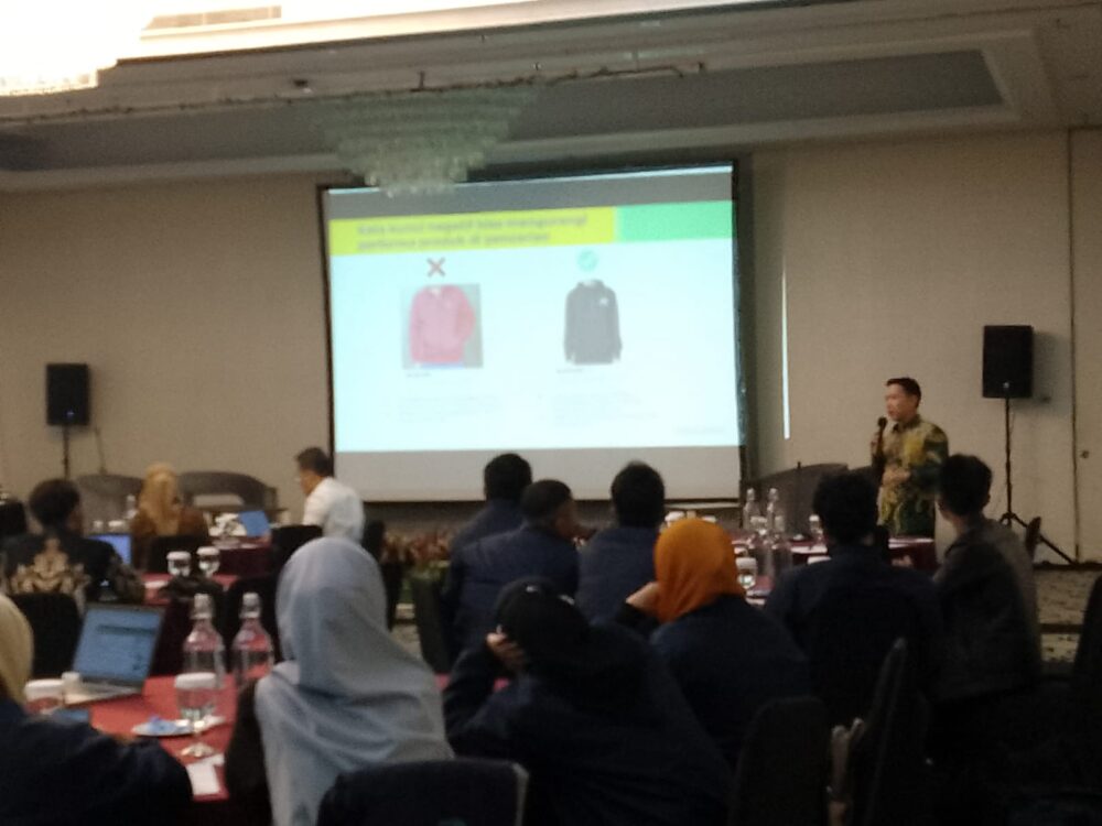 Coach Dany Laksana saat mempresentasikan materi mengenai marketplace. (Dok. Suara UMKM)