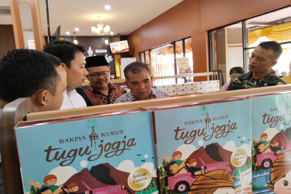 Kepala Disdagkop UKM Magelang Basirul Hakim (tengah) saat outlet baru Bakpia Tugu Jogja di Jalan Mayor Kusen Dusun Pabelan KM 2, Kelurahan Pabelan Kecamatan Mungkid, Magelang. (Dok. Harian Jogja)