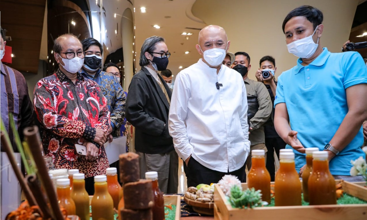 Menteri Koperasi dan UKM (MenkopUKM) Teten Masduki saat menghadiri kurasi produk oleh Smesco. (Dok. Smesco)