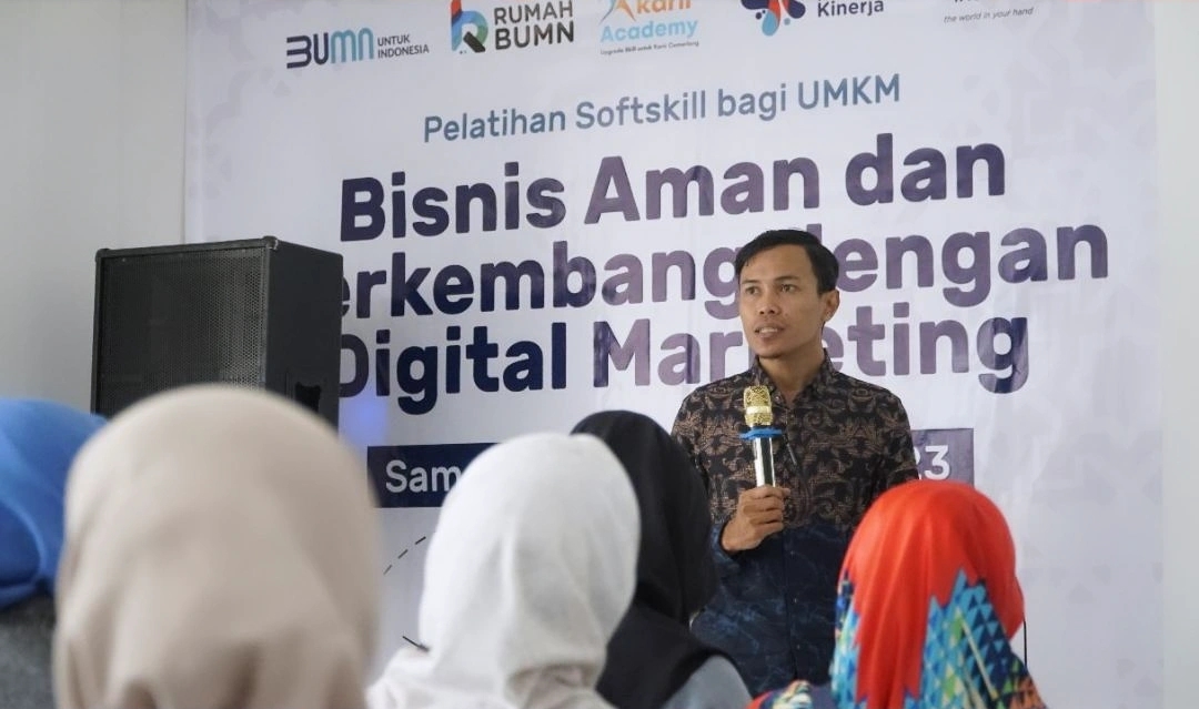 Muchammad Nurcholis atau akrab disapa Coach Kholis saat memberikan pelatihan digital marketing di Rumah BUMN Telkom Samarinda. (Dok. Suara UMKM)