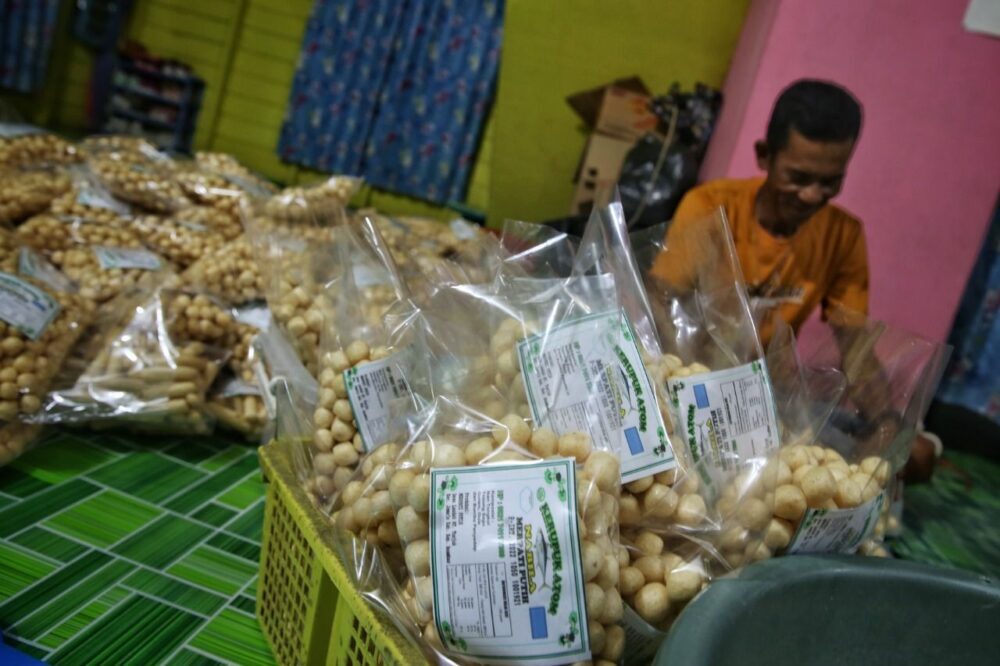 Salah satu produk UMKM di Riau adalah makanan ringan yakni kerupuk. Kerupuk ini banyak diproduksi oleh warga lokal secara tradisional, dengan bahan dasar di antaranya adalah ikan. (Detikcom/Rafida Fauzia)