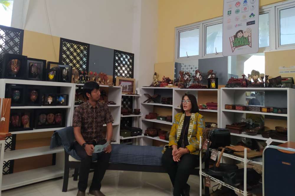 Kepala Dinas Koperasi dan UKM DIY, Srie Nurkyatsiwi (kanan) dalam Talkshow Ngobrolin UMKM di Jogja Istimewa bertajuk Mewujudkan Teras Malioboro sebagai Etalase UMKM. (Dok. Istimewa)