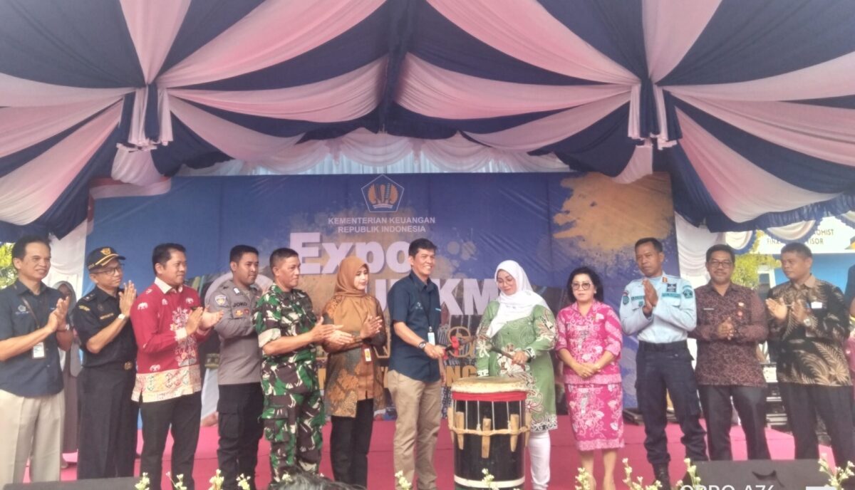 Wabup Kotim Irawati membuka UMKM Expo yang diadakan oleh Kementrian Keuangan (Kemenkeu) Satu Kateng, Kamis (15/6). (Jawapos/Erik Novian Harianto)