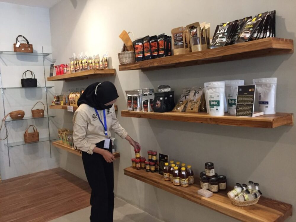 Karyawan NTB Mall menunjukkan sejumlah produk UMKM olahan pangan lokal. (Lombok Post/Wahyu Prihadi)