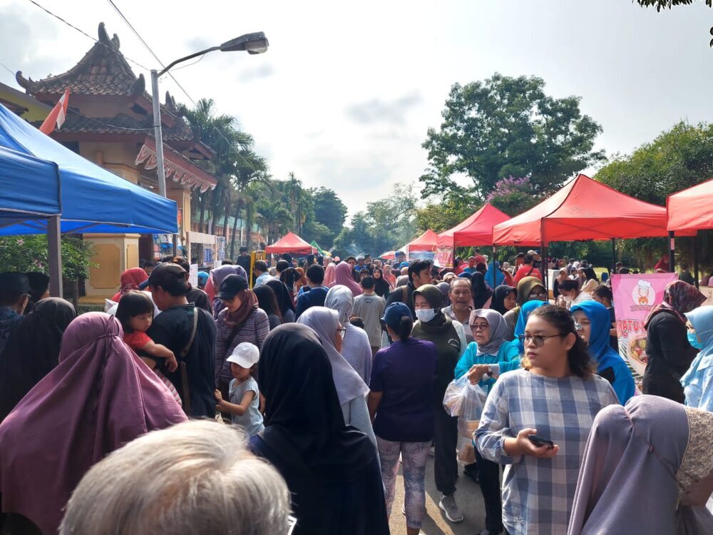 Pasar Rakyat Minggu Pagi di sepanjang jalan depan SDN Ngaliyan 01 diadakakan dengan tujuan membantu meningkatkan ekonomi UMKM Kecamatan Ngaliyan dan Sekitarnya. (Dok. Pemkot Semarang)