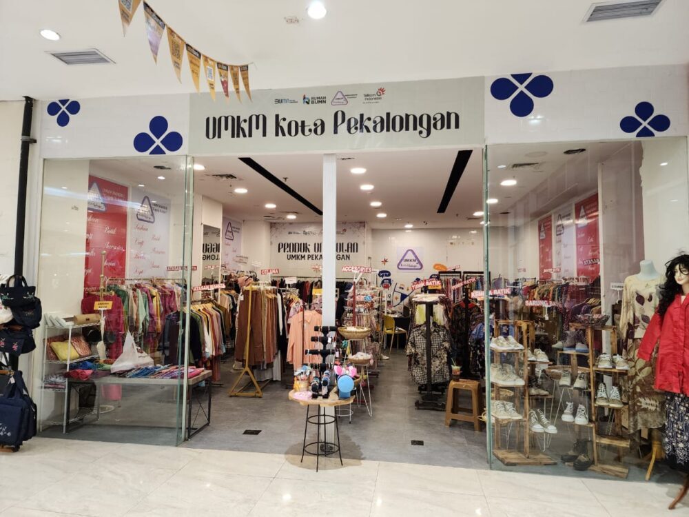 Wajah store Pojok UMKM di Mall Transmart Pekalongan yang memiliki space baru. Kini, berbelanja di Pojok UMKM Kota Pekalongan semakin nyaman berkat display yang apik dan space yang cukup luas. (Disway/Dwi Fusti Hana Pertiwi)