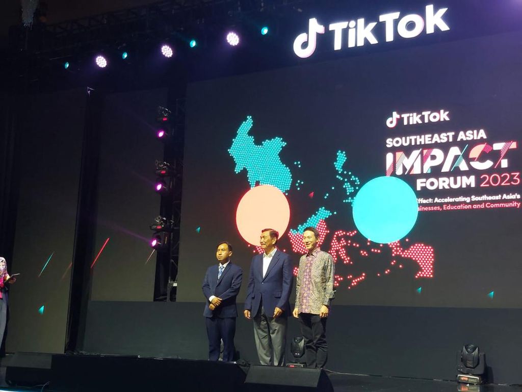 CEO TikTok Shou Zi Chew bersama dengan Menteri Koordinator Bidang Kemaritiman dan Investasi (Menko Marves) Luhut Binsar Pandjaitan dalam acara Peluncuran Tiktok Southeast Asia Socio-Economic Impact Report, Kamis (15/6/2023). (Detikcom/Shafira Cendra Arini)