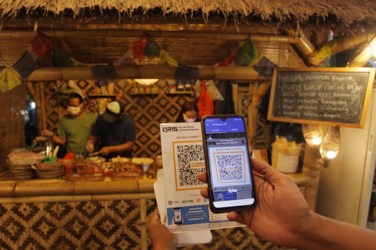 Pemanfaatan teknologi informasi oleh pelaku usaha, terutama pelaku usaha mikro, kecil, dan menengah (UMKM) sangat penting dalam upaya mendorong lebih banyak UMKM yang go digital. (Antara/Reno Esnir)