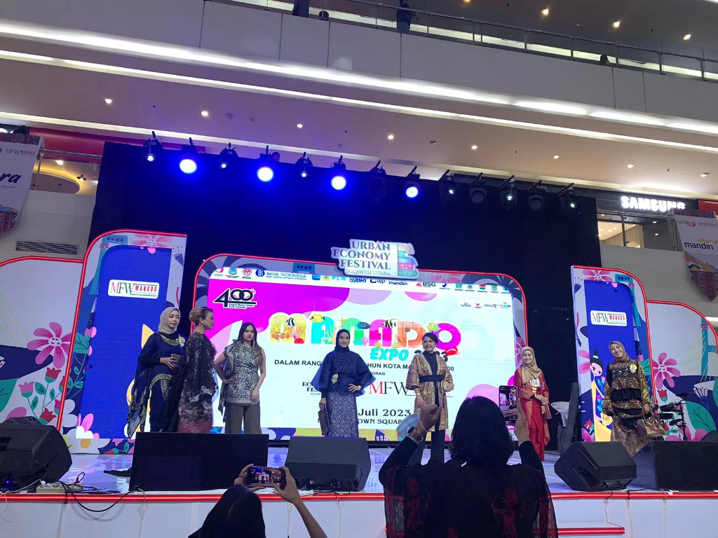 Manado Fashion Week 2023 menjadi salah satu event besar yang digelar dalam rangka memperingati HUT Kota Manado yang ke-400. Event ini diramaikan dengan promosi produk UMKM dan fesyen show karya desainer lokal. (Manado Post/Ayurahmi Rais)