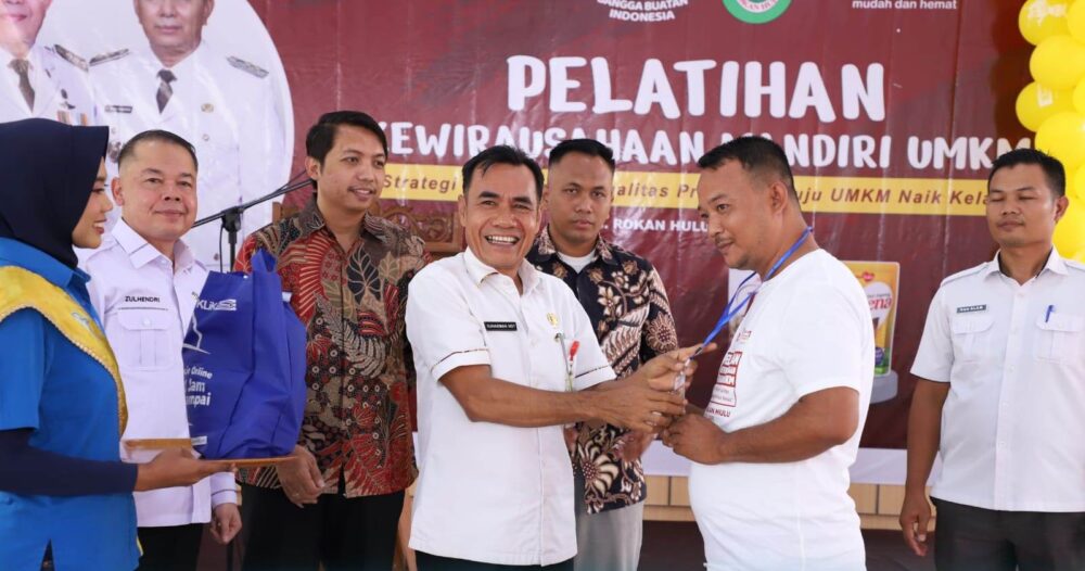 Pemkab Rohul menggandeng Indomaret untuk memberikan Pelatihan Kewirausahaan mandiri UMKM, di Pendopo Rumdis Bupati, Rabu (12/7/2023). (Dok. Media Center Kab. Rokan Hulu)