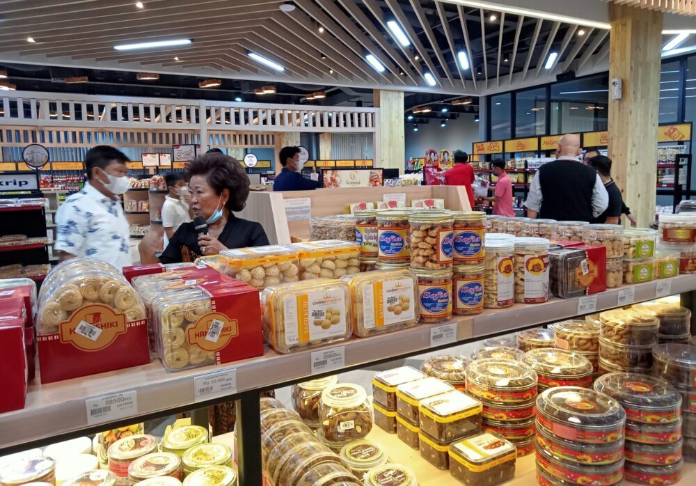 Pusat Oleh-oleh (Pusol) Bu Rudy, yang terletak di wilayah Surabaya Barat menjual 7.000 produk kuliner UMKM yang beragam, mulai dari berbagai jenis sambal, kripik, kue, bakpia, roti, kerajinan tangan, hingga produk tekstil. (Kumparan/Masruroh)