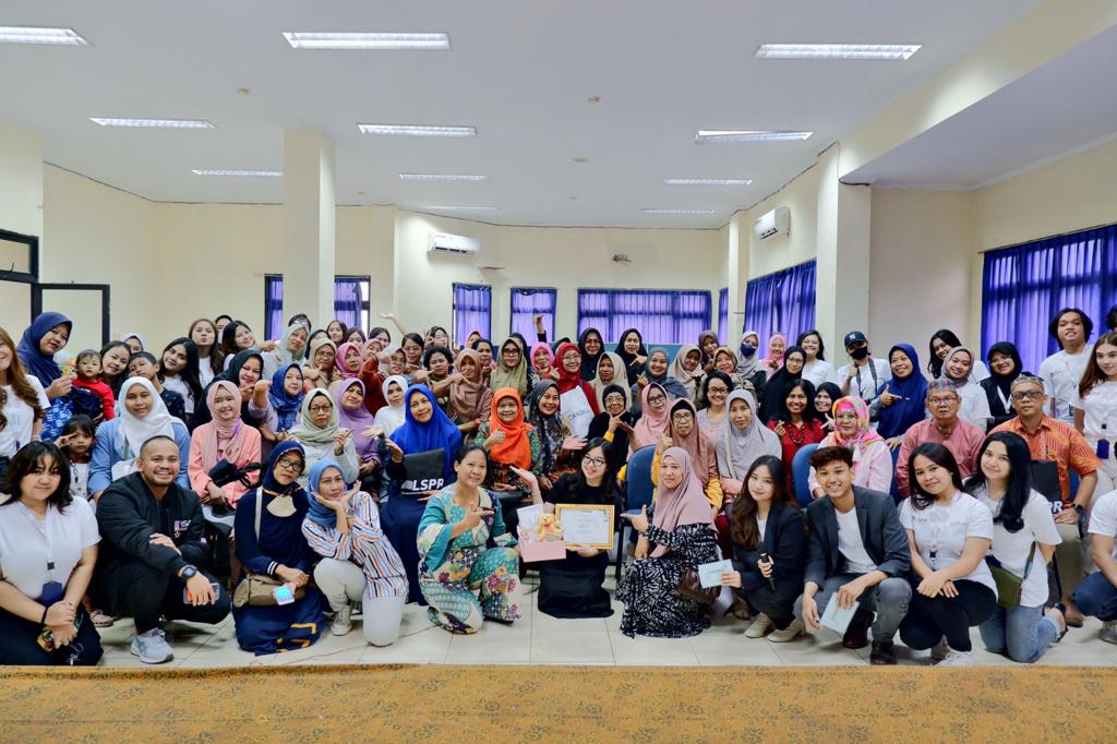 Foto bersama Mahasiswa LSPR dan sejumlah UMKM yang berasal dari Kelurahan Tengah, Kramat Jati, Jakarta Timur usai menggelar Seminar CANGKUL pada Sabtu, 15 Juli 2023. (Dok. Istimewa)