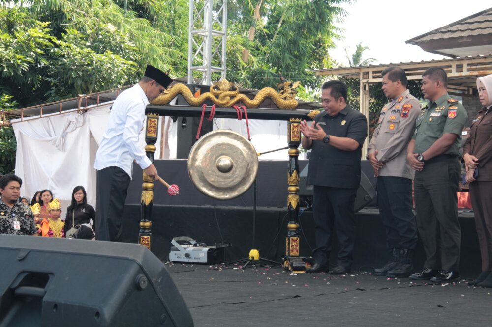Bupati Temanggung, HM. Al Khadziq, saat membuka event tahunan Temanggung Fest yang digelar di Halaman Gedung Pemuda Kowangan Temanggung. (Dok. Pemkab Temanggung)