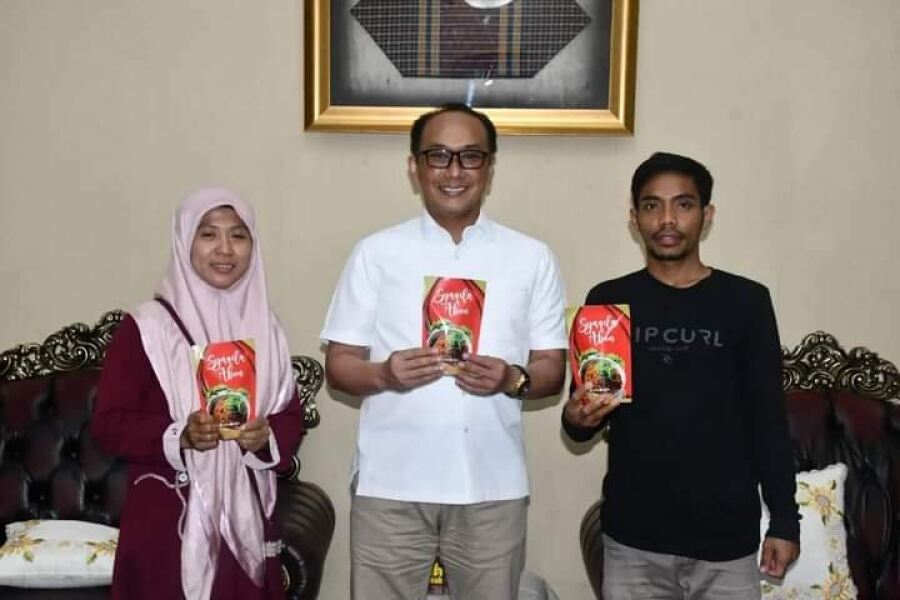 Pj. Gubernur Sulbar Zudan Arif Fakhrullah, bersama UMKM Syakila yang akan melakukan ekspor ikan ke Australia, di Mamuju, Sabtu (1/7/2023). (Antara/M Faisal Hanapi)