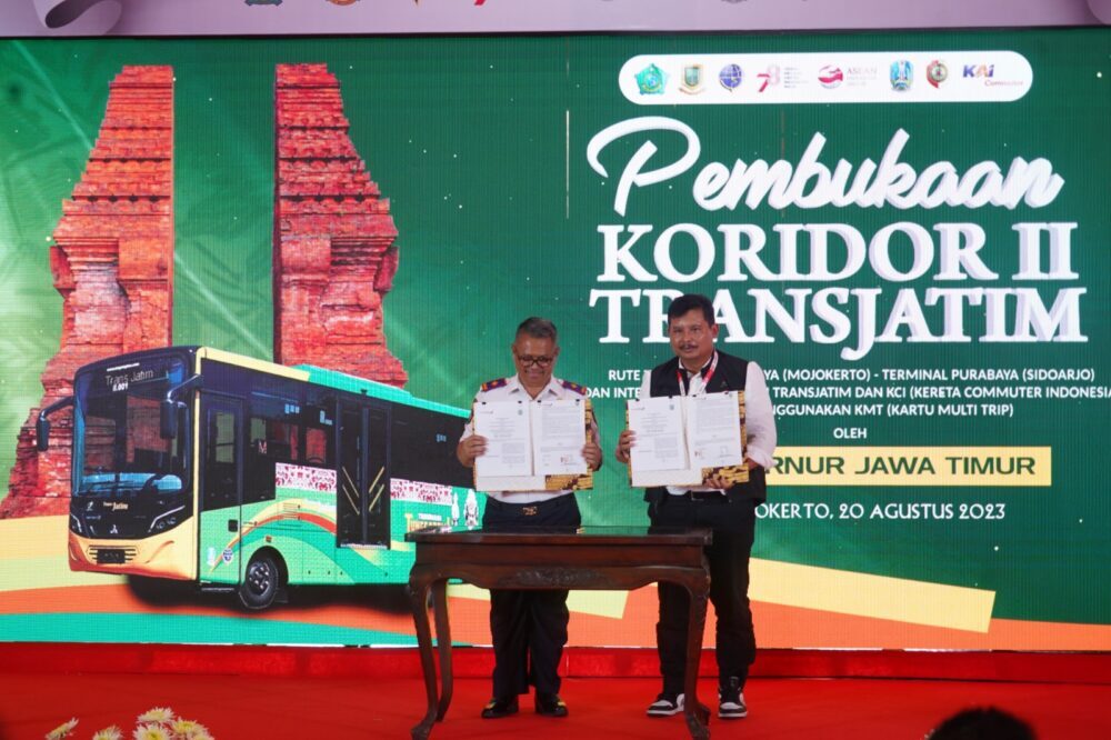 Senior Executive Vice President Korporasi, Sindikasi dan Kelembagaan bank Jatim Koerniawan Prijambodo dan Kepala Dinas Perhubungan Provinsi Jatim Nyono melakukan kerjasama Fasilitas UMKM dan QRIS Bus Trans Jatim. (Dok. Diskominfo Jawa Timur)
