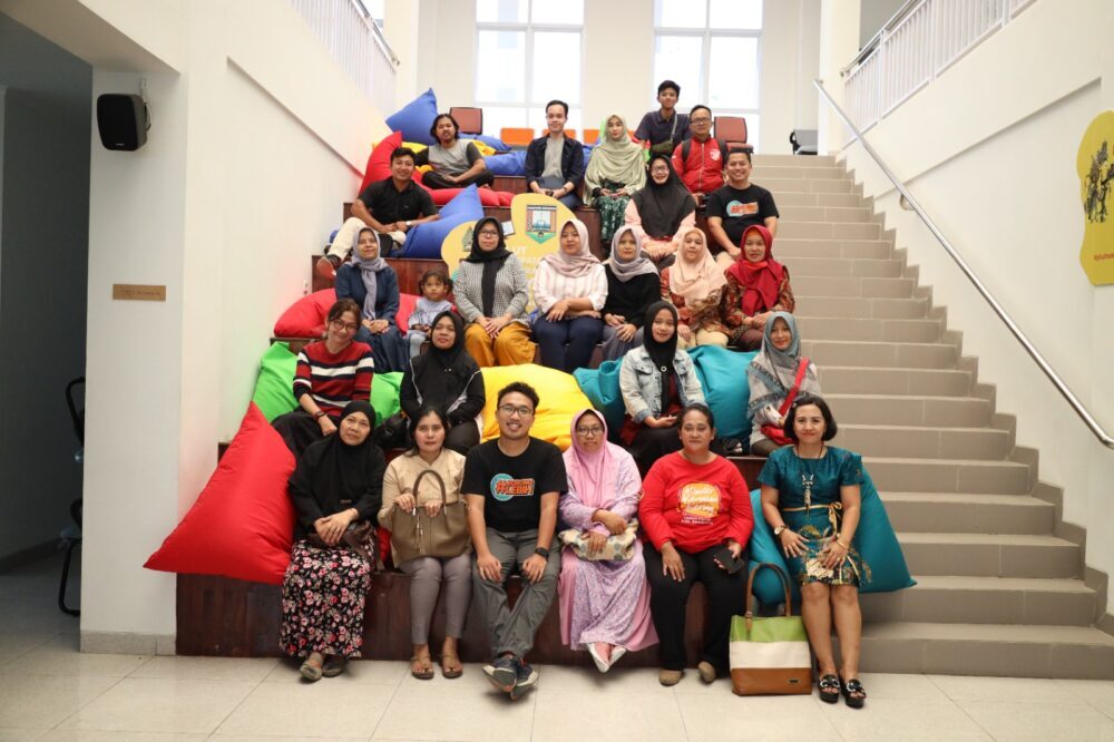 Foto bersama tim Borong Indonesia bersama dengan peserta Borong Bizweek yang seluruhnya adalah UMKM di Kabupaten Semarang. Melalui Acara Borong Bizweek diharapkan akan banyak UMKM Kabupaten Semarang yang go digital dan naik kelas. (Dok. Suara UMKM)