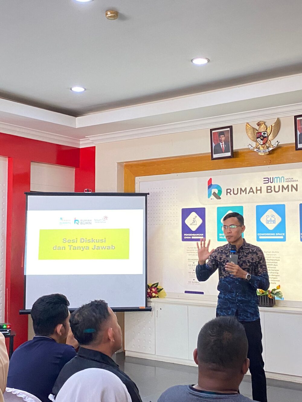 Coach Kholis, seorang mentor UMKM, praktisi digital marketing, Certified Digital Marketing BNSP RI, dan juga Founder Karir Academy menjadi pembicara utama dalam pelatihan Marketing Mix di Rumah BUMN Batam. (Dok. Suara UMKM)