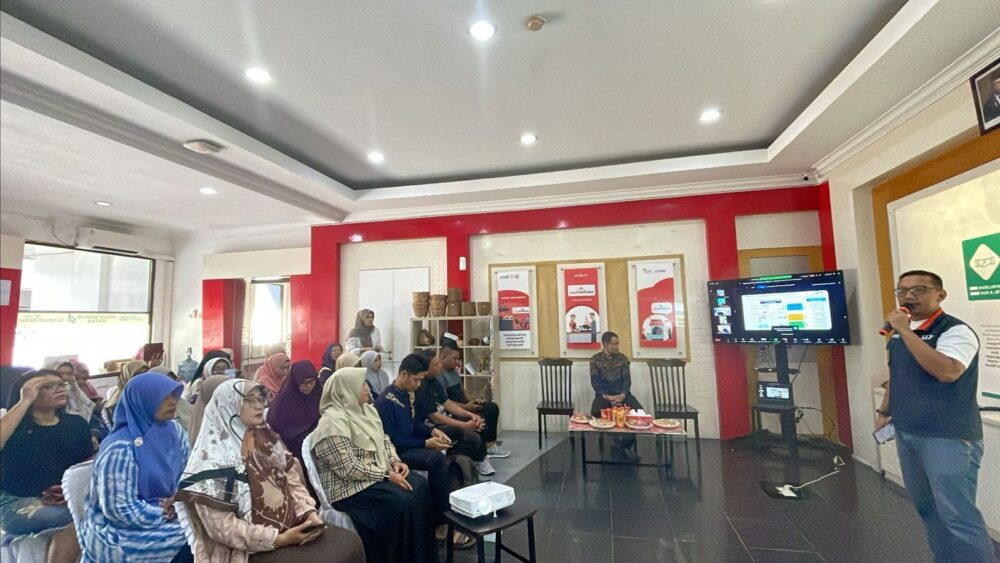 Bapak Fahrudin, selaku Koordinator Asisten Deputi Bidang TJSL BUMN membuka pelatihan "Optimalisasi Marketing Mix untuk Meningkatkan Penjualan bagi UMKM" di Rumah BUMN Batam kali ini. (Dok. Suara UMKM)