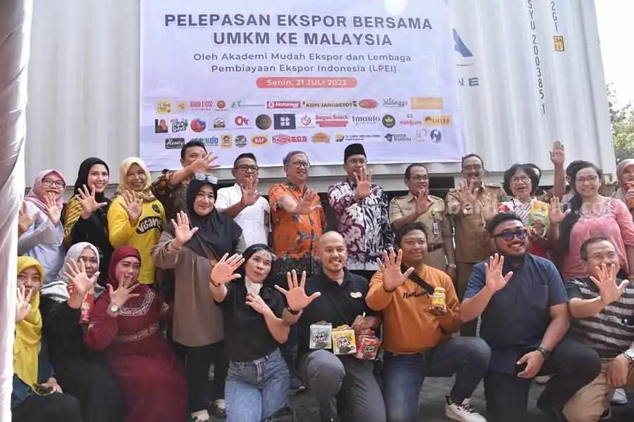 Prosesi pelepasan produk mie telur CV. Indigo Sejahtera ke Malaysia. (BeritaJatim/M.Ismail)