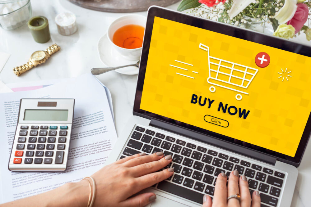 Ilustrasi belanja online. Banyaknya produk impor tiruan yang dijual dengan harga yang sangat terjangkau di platform seperti TikTok Shop telah membuat pelaku UMKM lokal terjepit. (Freepik/Rawpixel)