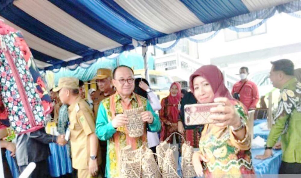 Salah satu pelaku UMKM Tabalong foto bersama dengan Bupati Tabalong H Anang Syakhfiani saat meninjau pelaksanaan pasar murah di halaman Pendopo Bersinar Pembataan, Kecamatan Murung Pudak. (Antara/Herlina Lasmianti)